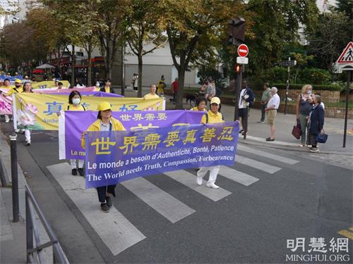 '图5~6:游行队伍经过中国城商业街区'