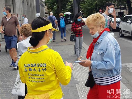 '图10~11:巴黎民众在倾听法轮功学员讲真相'