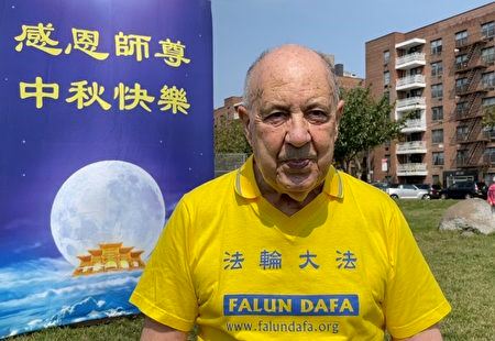'图3:西人学员克里斯·佩塔利德斯(Chris Petallides)修炼前吃二十种药;修炼后有健康身体,今年八十二岁了,仍在工作。'