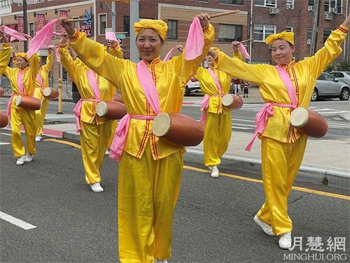 '图1~3:法轮功腰鼓队二零二一年八月八日参加在皇后区杰克逊高地(Jackson Heights)举行的庆祝厄瓜多尔国庆的游行。'
