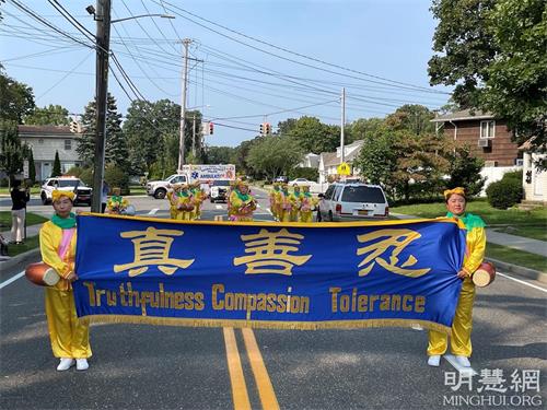 '图4~5:法轮功腰鼓队参加长岛法明代尔村(Farmingdale Village)的游行,带去喜庆。'