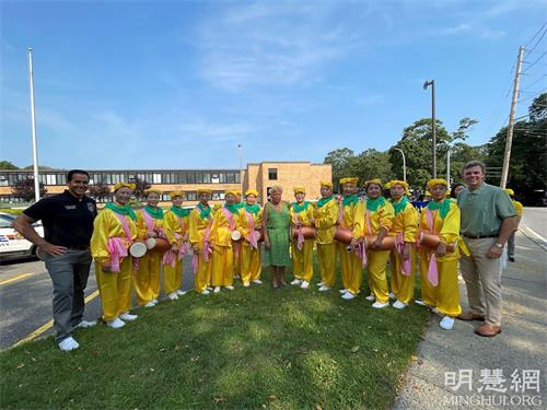 '图6:纽约州众议员Michael Durso(左一)和当地民选官员与法轮功腰鼓队合影。'