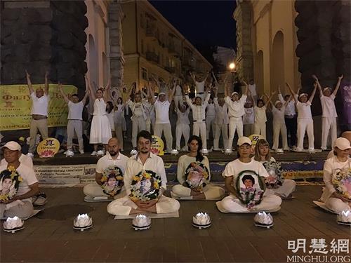 '图1:法轮功学员在市中心举行烛光悼念活动'