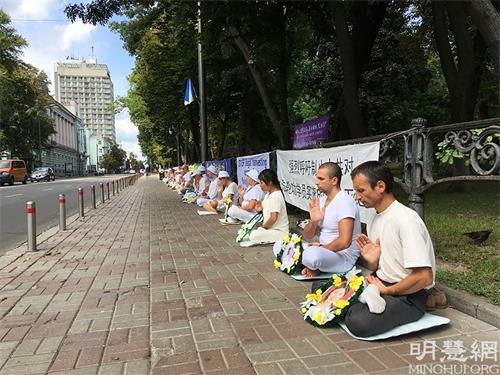 '图6:法轮功学员在中使馆前和平请愿'