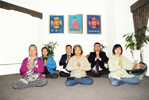 '图3:堪培拉一学法组的法轮功学员恭祝师父中秋快乐!并表示要精進实修,不辜负师父的慈悲救度。'