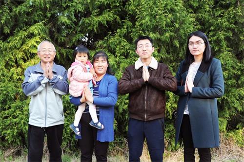 '图5:吴女士(左二)一家三代人感恩师父慈悲救度。'