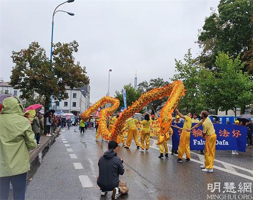 '图1~4:二零二一年九月十八日,法轮功学员参加波兰斯凯尔涅维采(SKIERNIEWEICE)市丰收节,观众表示,给丰收节带来喜庆,受欢迎。有观众表示:“法轮大法真、善、忍原则是人人都需要的,这个世界太缺乏这种品质了”。'
