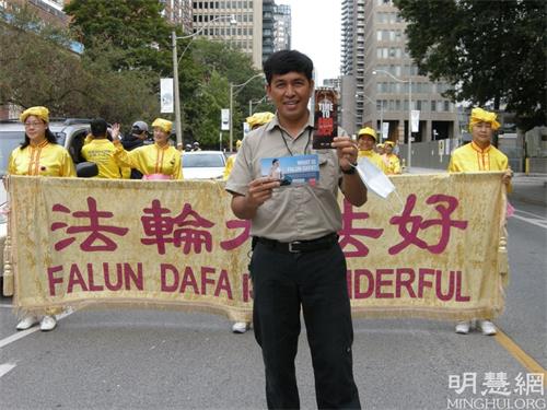 '图27:联邦政府大楼运营管理员兰迪·里贝拉(Randy Ribera)先生与法轮大法腰鼓队合影'