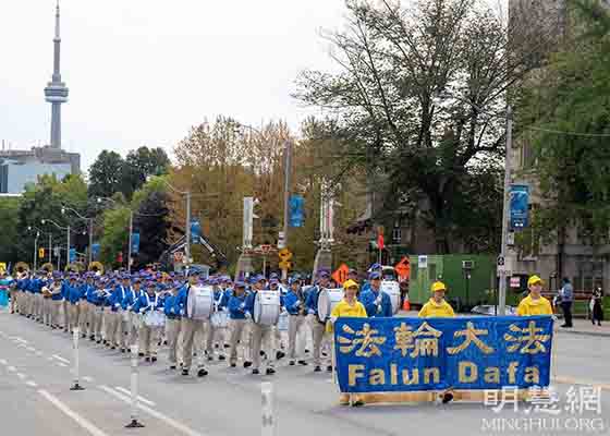 多伦多游行 民众争相了解法轮功