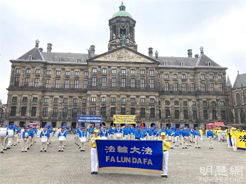 '图3:法轮功学员在水坝广场集会现场'