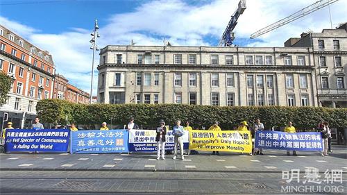 '图8:爱尔兰退党服务中心发言人刘女士在集会上发言。'