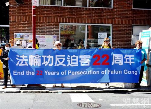 '图1~2:二零二一年九月二十六日,法轮功学员在费城唐人街举办声援3.8亿中国人三退集会。图为集会现场。'