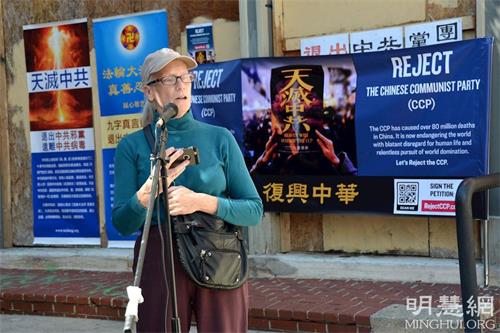 '图7:“反对活摘器官医生组织”(DAFOH)代表安・科森(Ann Corson)医生在集会上发言。'