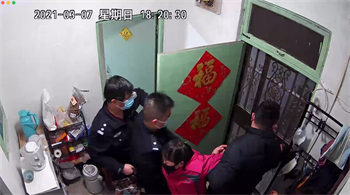 年3月7日,法轮功学员霍志芳被中关村派出所警察暴力绑架(视频截图)'