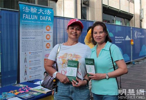 '图5:陶女士(左)和朋友拿上了很多真相资料,打算让更多人了解真相'