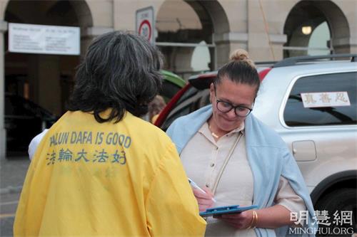 '图6:艾尔多安女士希望签名能让更多人关注在中国发生的迫害'