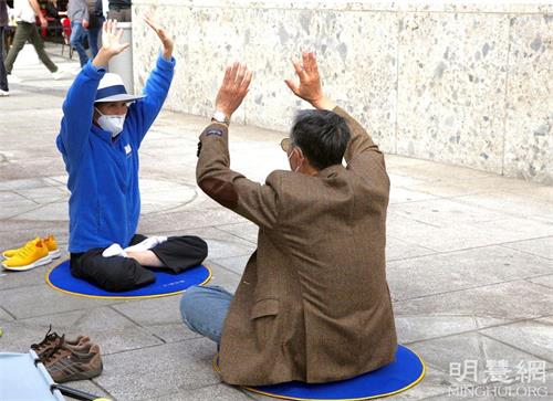 '图4:有民众当场学功。'