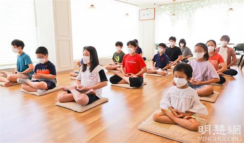 '图1~4:参加“法轮大法九天班”的孩子们正在学炼法轮功第五套功法。'