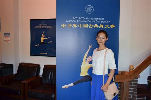 '图20:手工业者Caroline Bo,于9月4日观看了新唐人电视台主办的“全世界中国古典舞大赛”'