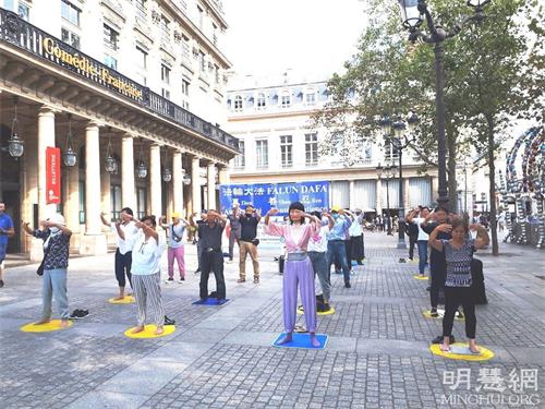 '图1:二零二一年九月五日,巴黎法轮功学员在市中心柯莱特广场举办了真相日活动,图为法轮功学员在展示第二套功法。'