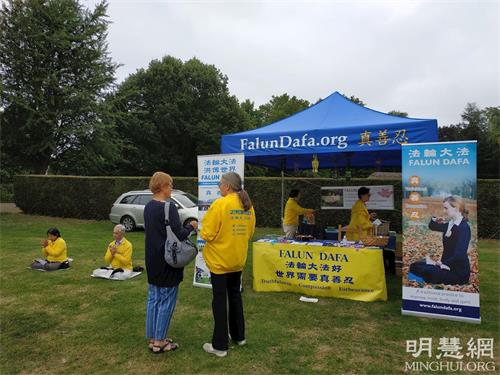 '图1~3:英国法轮功学员在科尔切斯特(Colchester)的生态节(Eco Festival)上举办洪法和讲真相活动'