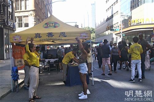 '图2:贝拉(Bella,右一)在学炼法轮功'