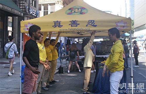 '图6:法诺(Phanor,左一)在学炼法轮功'