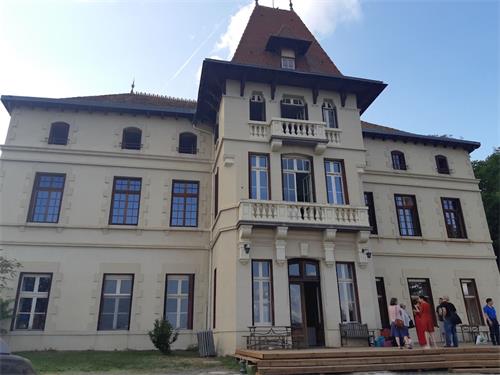 '图1:8月22日至31日,法国明慧夏令营于中南部上卢瓦尔省(Haute-Loire)圣普里瓦杜龙(Saint-Privat-du-Dragon)小镇举行。'