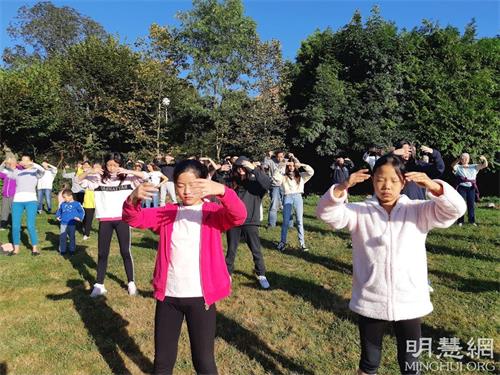 '图2~3:大法小弟子参加集体炼功。'