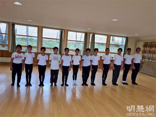 '图4:男生参加中国古典舞课。'
