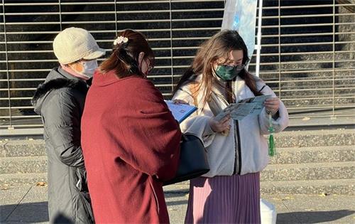 '图3~4:在征签表上签名支持法轮功学员反迫害的民众。'