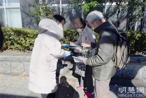 '图3~4:签名支持法轮功反迫害的路人。'