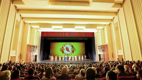 '图5:二零二二年一月七日和八日,神韵国际艺术团在乔治亚州亚特兰大的伍德拉夫艺术中心(Woodruff Arts Center – Symphony Hall)演出三场。许多观众表示,神韵让人们重新思考生命的真谛;还有观众体会到观赏神韵有疗愈的奇效。图为一月八日晚演出谢幕照。(新唐人电视台)'