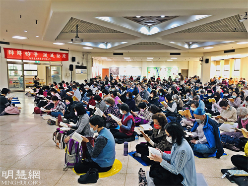 '图:二零二二年一月九日在新北市板桥区公所礼堂举办半日学法与心得交流活动,学员交流提高心性的体悟。'
