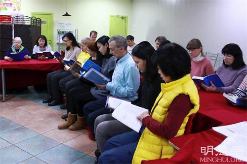 '图2~3:部份俄罗斯法轮功学员在西伯利亚地区的伊尔库茨克市进行集体学法'
