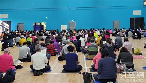 '图1:来自台湾中部五县市的部份法轮功学员,在彰南国民活动中心参加一日学法并交流、聆听学员的修炼心得。'