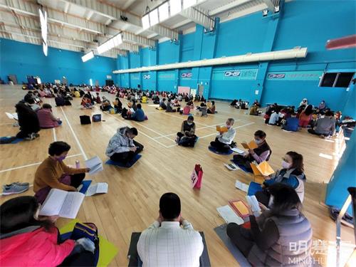 '图2:上午分成五十八个小组包括儿童组等,分别在二楼、四楼进行学法及深度交流。'