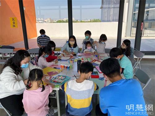 '图3:家长陪同小朋友制作新年贺卡,运用他们的创意做出自己最喜欢的图案。'