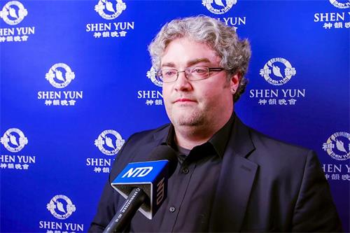 '图15:二零二二年一月十二日晚,亨茨维尔一家创意工作室的老板、设计师谢·洛维特(Shea Lovette)观赏了神韵巡回艺术团在亨茨维尔的第二场演出。(新唐人电视台)'