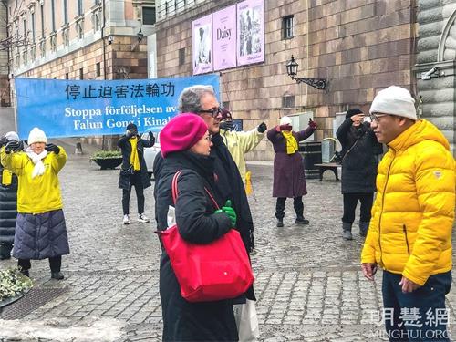 '图5:一对奥地利夫妻希望更多的人站出来,制止中共迫害,早日解体中共。'