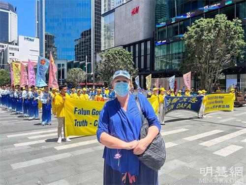 '图7:简·格兰特赞赏法轮功学员们的勇敢。'