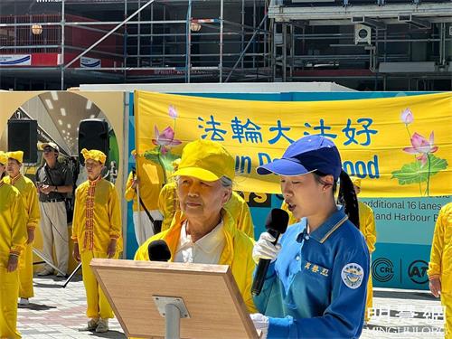 '图8:原清华大学教授王久春女士(左)在演讲中。'