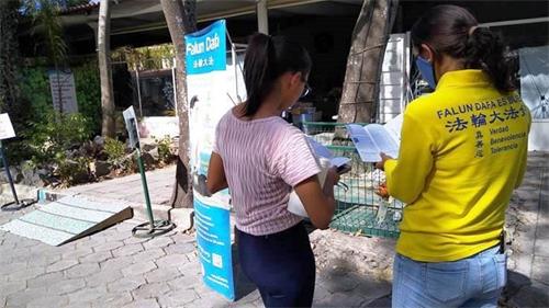 '图4:民众在了解法轮功真相。'