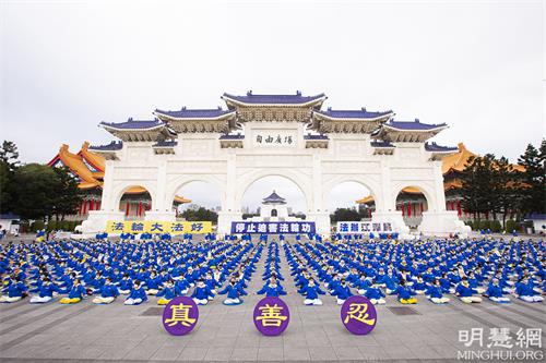 图2~4:千余名法轮功学员在广场上演示法轮功五套功法,向世人展现法轮大法的殊胜美好。