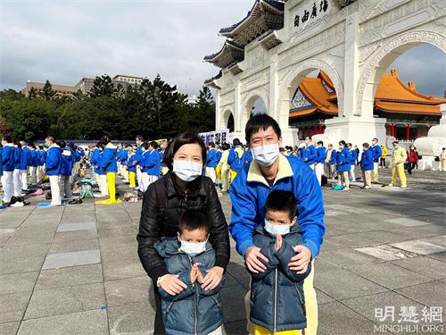 图8:忆缘和韵如与二个儿子向师尊拜早年,恭祝师尊新年好!