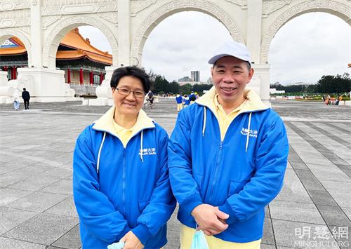 图9: 周国明与妻子郁梅修炼后不仅一家四口和乐,整个家族气氛也变得融洽了。