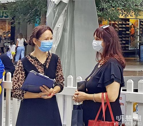 '图3:市民盖诺(Gaynor)女士(右)得知能和患病的丈夫一起通过网络在家学炼法轮功,非常开心。'