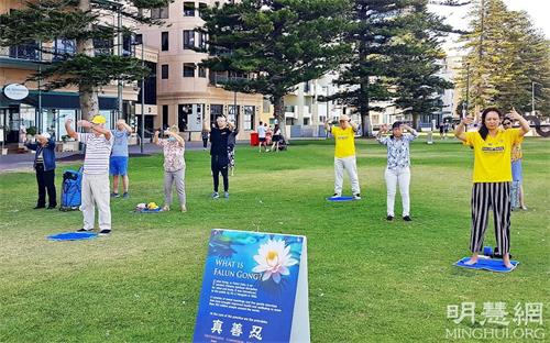 '图6:部份法轮功学员在格莱内尔格海边炼功。'