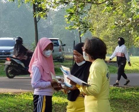 '图3:法轮功学员向游客介绍法轮功及反迫害真相。'