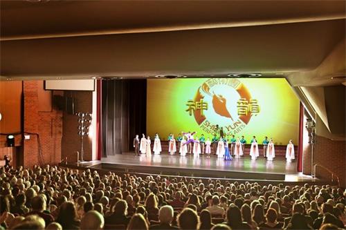 '图3:二零二二年一月二十一日和二十二日,神韵纽约艺术团在科罗拉多州格里利蒙福特音乐厅上演了二场演出。图为二十二日下午演出的谢幕照。(新唐人电视台)'